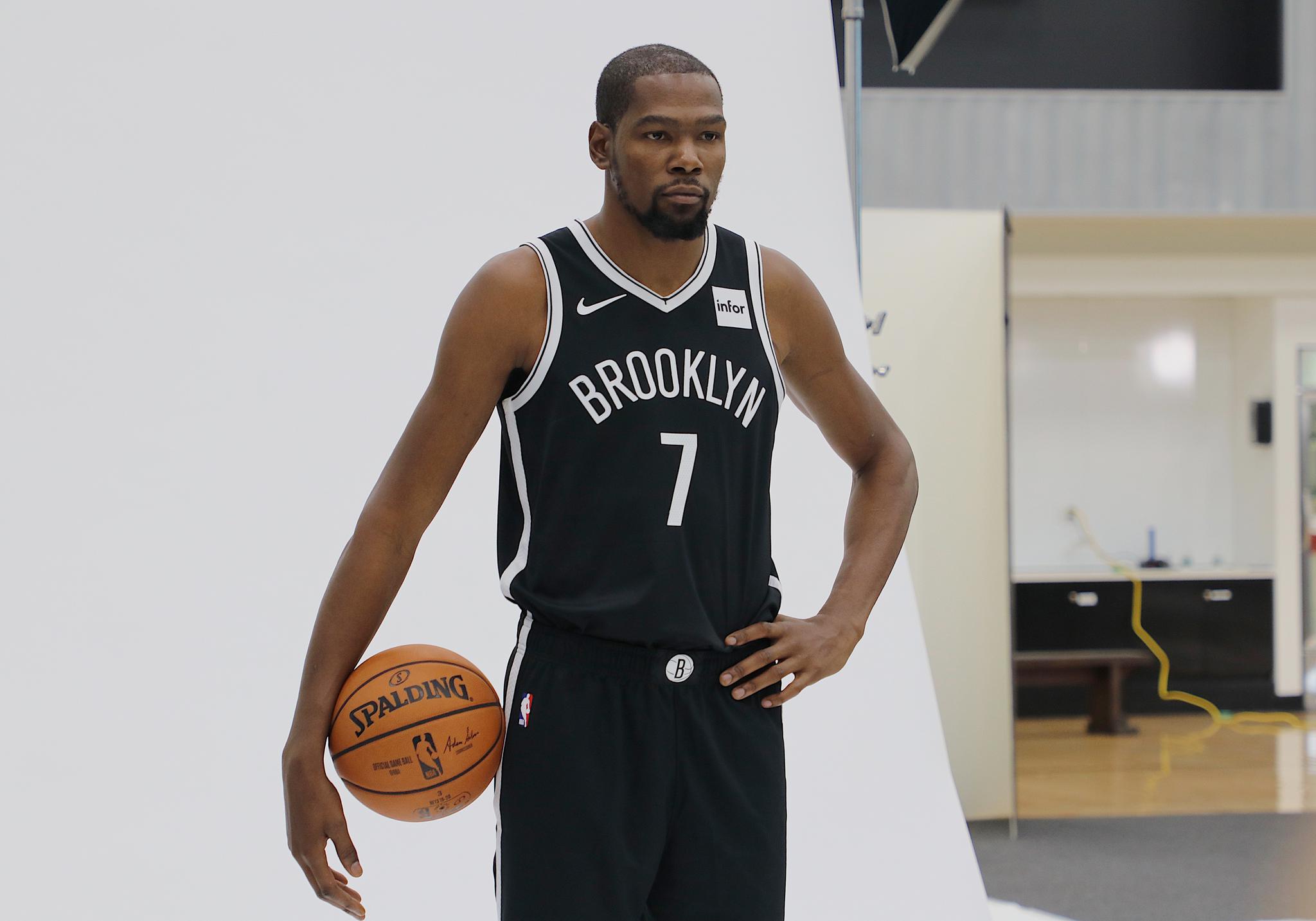 包含窗口期成都蓉城调整名单以备欧冠布鲁克林篮网官宣签约备战国王杯，媒体一致点评：赛前罗马豪取连胜——意大利杯节点到来的词条