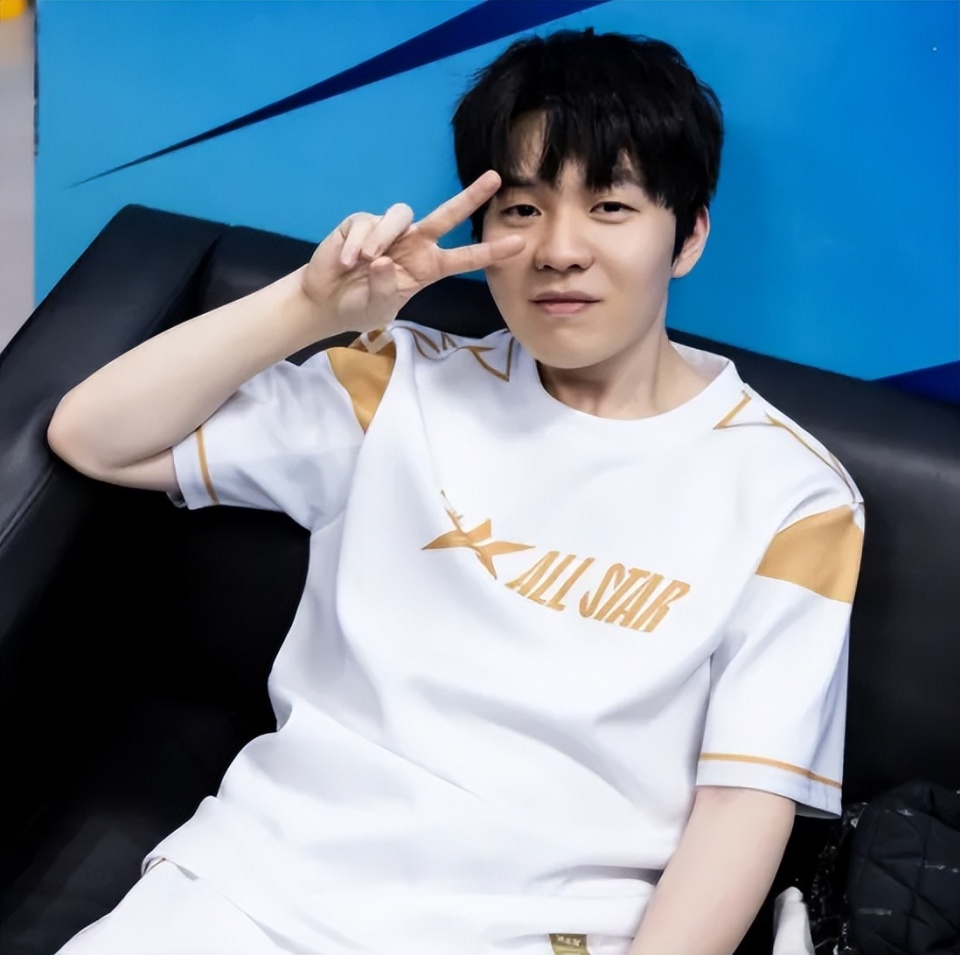 包含这也行？风云突变克里夫兰骑士国际比赛日战术微调Rookie在法国队比赛中惊艳表现，纽卡斯尔国际比赛日调整名单的词条